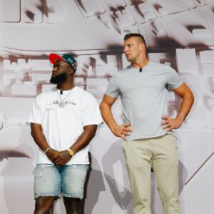 Rob Gronkowski Instagram - Great times celebrating with @tombrady, @leonardfournette, and my fam Thursday for the @autograph.io end-of-season event. 

To the NFT fans that came out, you guys brought the competition! 

If you aren’t a part of @autograph.io, you gotta check them out 👊

📸 @josefdubois