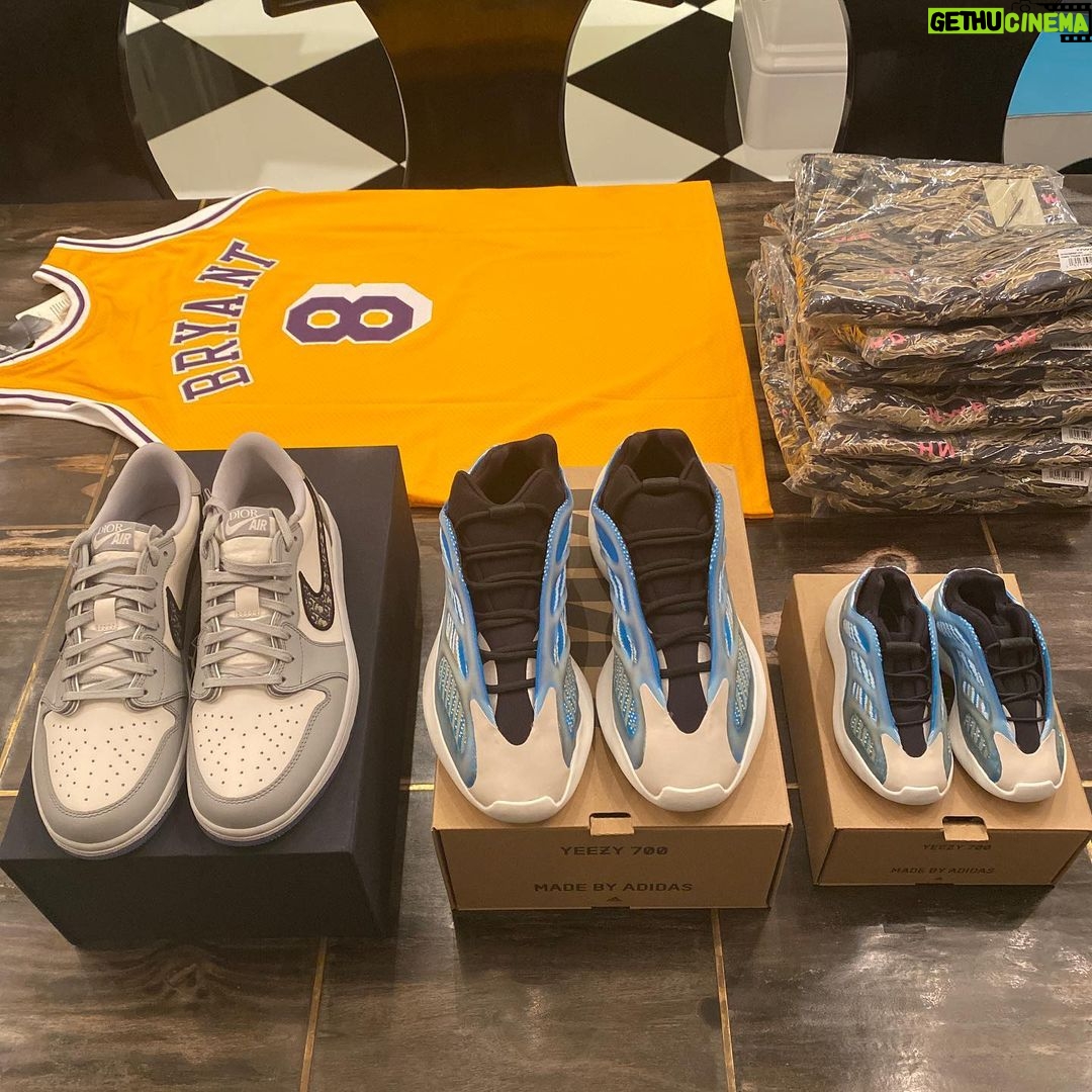Rob Kardashian Instagram - 💙💙🙇🏽♀️🙇🏽♀️ @dream and I are matching ,,, blueeeee💙💙🙌🙌