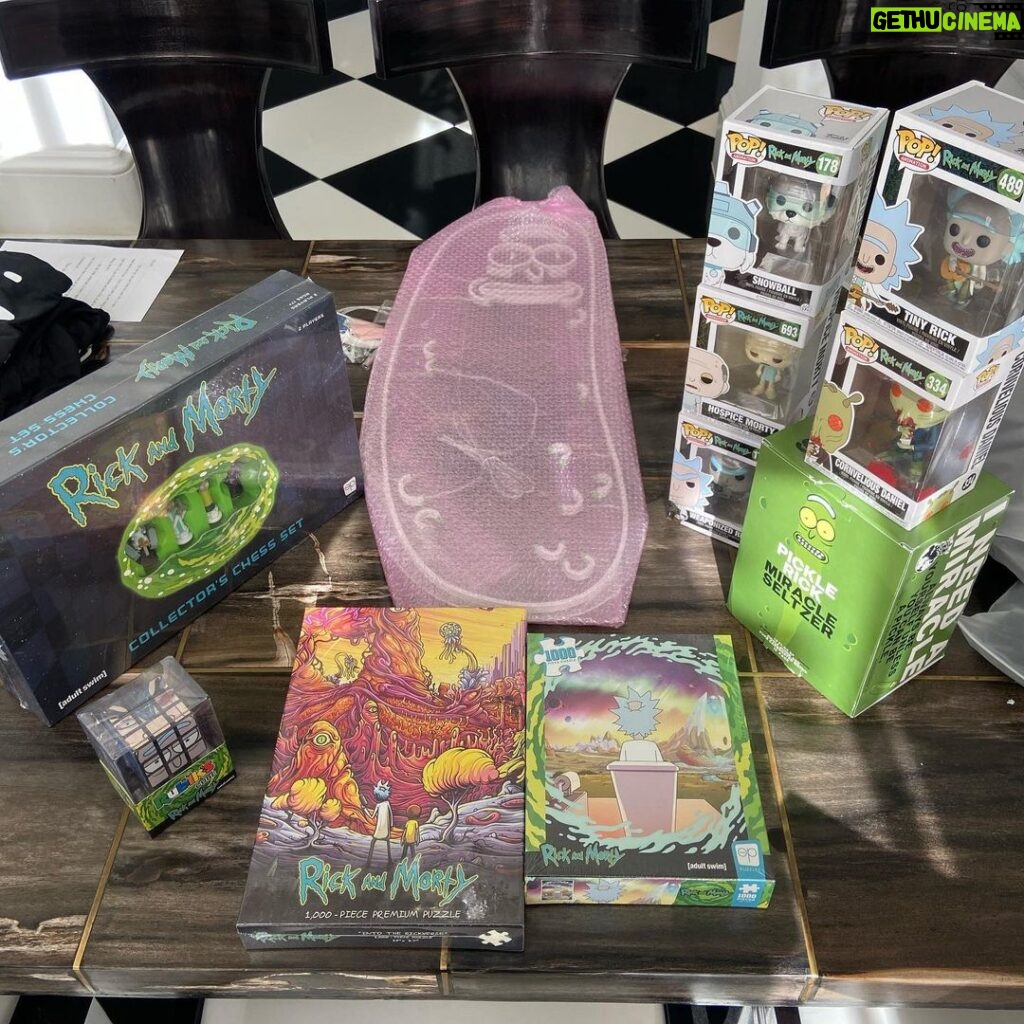 Rob Kardashian Instagram - WOW! I am so Happy! THANK YOU SO MUCH @welikesam @justinroiland @rickandmorty ‼️ It’s like do I play chess first or do I start the puzzle or do I do the Rubik’s cube or do I hang up my giant pickle Rick neon sign?!! 🤣🤣🤪 THANK YOU WOOHOO‼️‼️🙏🙏🙏