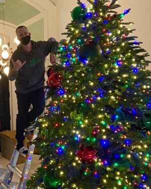 Rob Kardashian Instagram - THANK YOU so much to @jeffleatham and his wonderful team for always making the Christmas vibe perfect in my house every year!!! My daughter is about to be so Happy!! She wanted a rainbow Disney princess tree so that’s what she gets‼️🤪🤪🤣🤣💪💪🙏🙏🎄🎄🎄🎄🎄🎄 Sending LOVE to all! 🙇🏽‍♀️🙇🏽‍♀️💙💙