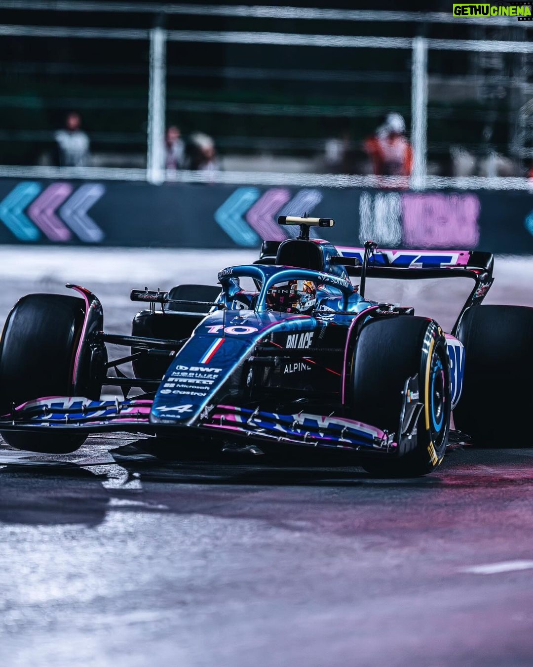 Rob McElhenney Instagram - What a weekend! Thank you @f1 for an experience I'll never forget. See you again really soon! @alpinef1team