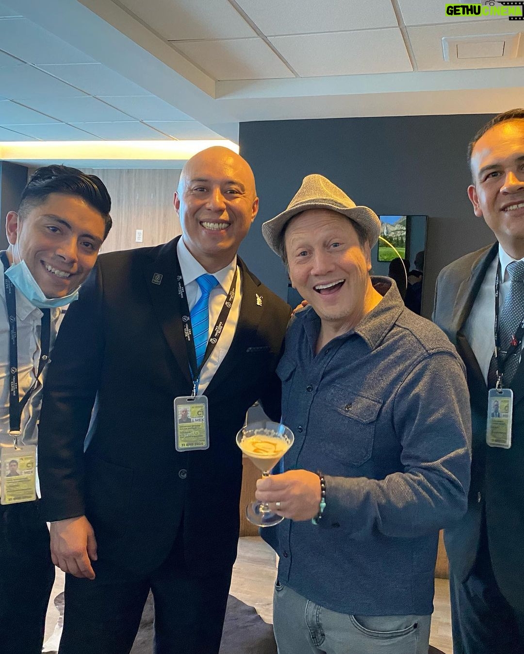 Rob Schneider - 22.4K Likes - Con mi Nuevos amigos; Elizabeth, Alberto y Sebastian
Ciudad de Mexico
#TheGrandLoungelite