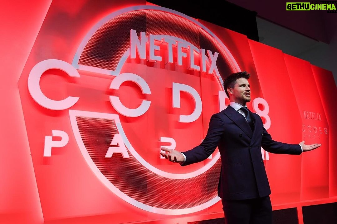 Robbie Amell Instagram - Premiere photo dump — Code 8 part II premiere was above and beyond anything I ever imagined it would be. Thank you so much to all the people and all the hard work that got us here and everyone who came out to celebrate. Sharing it with friends and family was something I will never forget. Special thank you to our PR team at Netflix, Robin, Lindsey and Lauren. @warrenalfiebaker thank you for always making me look good. Suit by @isaia CODE 8 PART II Streaming now on @netflix 📸 by George Pimentel / Netflix