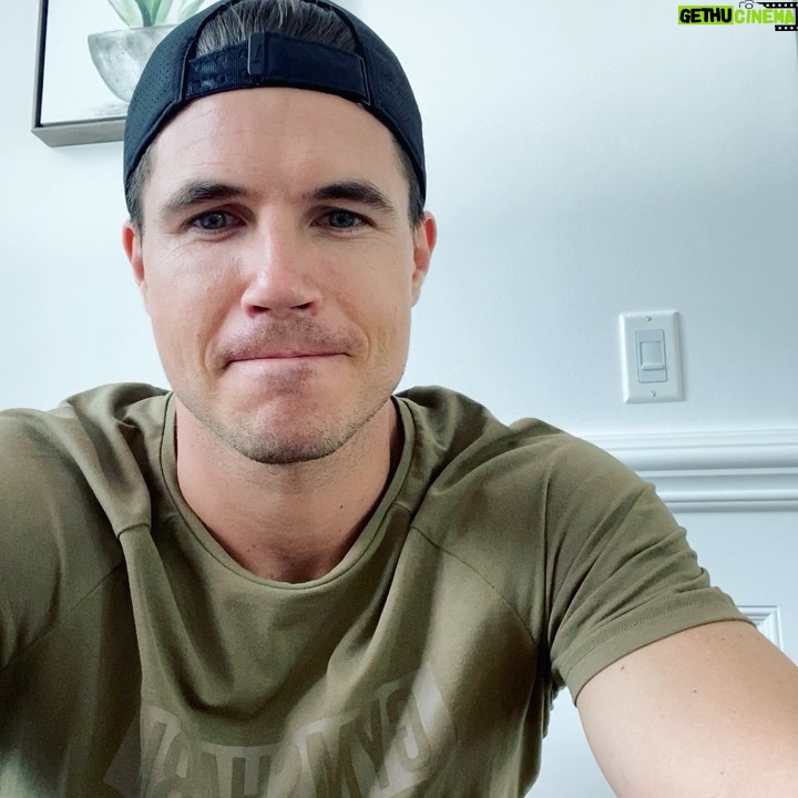 Robbie Amell Instagram - I will be going live with @fitsqr for a workout tomorrow morning at 10am pst // 1pm est - come get your sweat on. 30 min. See you tomorrow! @jessedunphy @ivanakrunicfit