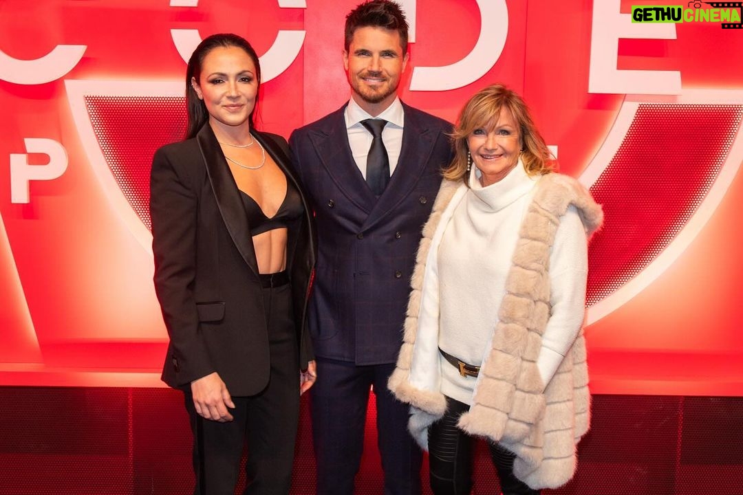 Robbie Amell Instagram - Premiere photo dump — Code 8 part II premiere was above and beyond anything I ever imagined it would be. Thank you so much to all the people and all the hard work that got us here and everyone who came out to celebrate. Sharing it with friends and family was something I will never forget. Special thank you to our PR team at Netflix, Robin, Lindsey and Lauren. @warrenalfiebaker thank you for always making me look good. Suit by @isaia CODE 8 PART II Streaming now on @netflix 📸 by George Pimentel / Netflix