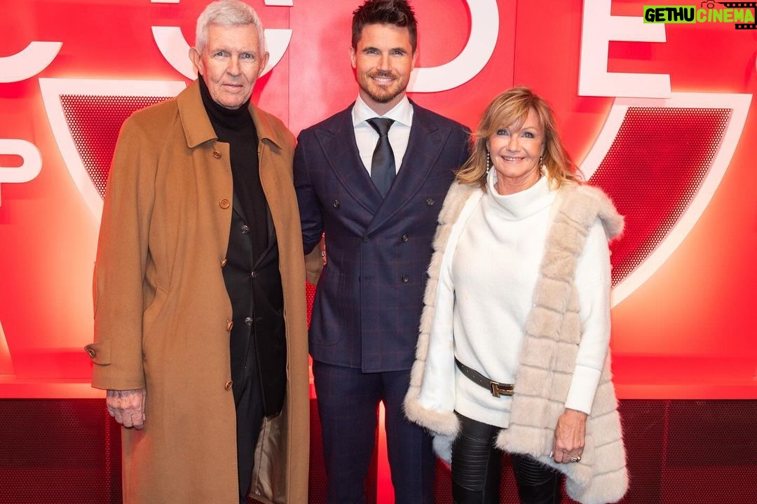 Robbie Amell Instagram - Premiere photo dump — Code 8 part II premiere was above and beyond anything I ever imagined it would be. Thank you so much to all the people and all the hard work that got us here and everyone who came out to celebrate. Sharing it with friends and family was something I will never forget. Special thank you to our PR team at Netflix, Robin, Lindsey and Lauren. @warrenalfiebaker thank you for always making me look good. Suit by @isaia CODE 8 PART II Streaming now on @netflix 📸 by George Pimentel / Netflix