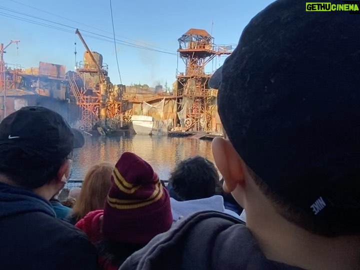 Robbie Amell Instagram - Thank you @unistudios for an incredible day! Little guy’s first trip was a huge success — Jurassic World and the Simpsons tied for his favorite ride but meeting Megatron, Optimus and Bumble Bee took the cake.. I even got to introduce him to some old friends. Also I thought there would be a bigger reaction on the Waterworld finale. He didn’t even flinch. 🤷🏻♂️