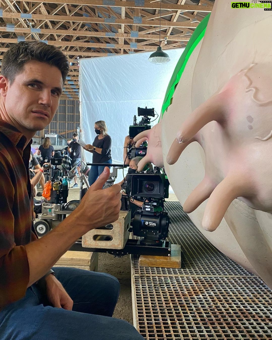 Robbie Amell Instagram - Better late than never! S3 photo dump β Tomorrow the last two eps of @uploadonprime season 3 drop! So catch up if you need to on @primevideo Thank you all for the kind words about this season. Itβs my favorite season and Iβm so proud of our cast and crew. Iβm such a huge fan of all the people I get to work with and think they all shine in season 3. Enjoy the finale, let me know what you think, and goodluck dealing with the cliffhanger π Also, something else really cool dropping tomorrow that Iβm so excited Iβll be able to share πππ