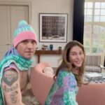 Robbie Williams Instagram – Forget the skiing (and the clothing). Aprés instead. #apresski #shopayda #newcollection #aydaactive #aydafieldwilliams #robbiewilliams