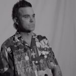 Robbie Williams Instagram – Discover ”Streets & Greens” – the latest collaboration with music legend and golfer @robbiewilliams and @jlindebergofficial, featuring prints designed by Robbie.

Fashion and golf are some of Robbie’s biggest passions, and the pieces are made to be worn both on and off the course.

Explore the collection at jlindeberg.com.