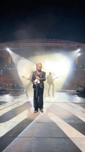 Robbie Williams Instagram - Im very lucky to be loved as much as I am *by my audience*
But Sydney was the most I think I’ve ever received. I’ll store it in my heart for the bumpy nights.❤️
 
I’ve just spent 7 hrs and 41 minutes in the company of Boy George. Well, Boy George and His new book ‘’Karma’’ read By George on Audible.

It’s incredible, I loved his last book ‘Take It Like Man’’.So I was really looking forward to this one and it didn’t let me down. Funny, smart and heartbreaking 

There’s so much wisdom in there too and im already imploying that wisdom backstage in Sydney as I have my makeup done for the gig.

‘’I am Calm,I am silent’’ 

Pls, go listen to it or read it. However, you take in things these days.

I love Boy George. What an Icon.

George used to have a column in the Daily Express and would try to out me It would seem, With every opportunity he could.

I didn’t mind, I just found it odd.

I wonder if he remembers? 

Sending a cuddle your Way George.Thank you for your wisdom.

Mon Joss,

Namaste 🙏❤️