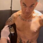 Robbie Williams Instagram - @robbiewilliams is taking his prep for the pop-up of his ‘Robbie Williams’ Netflix Documentary tonight very seriously …or at least from the top half up 🤣 #spraytan #bts #manglam 😍(PS I’m going to look pale next to him now 🤪) AWxx