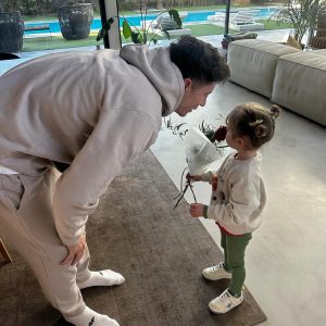 Robert Lewandowski Instagram - Happy International Women’s Day! 💐 Today, I’m feeling especially grateful for the amazing women in my life! Being a father to two incredible daughters has taught me the true strength and resilience that women possess! To all women out there, I wish you loads of happiness and daily doses of confidence to chase your dreams! You’re all superheroes in your own way! Be amazing, keep shining, and know that you’re appreciated every day!