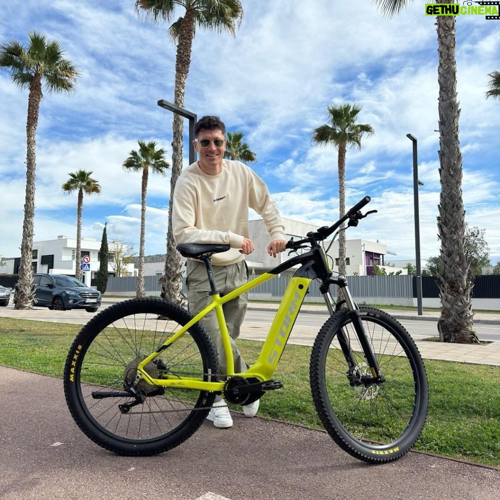 Robert Lewandowski Instagram - Hop on your bike, and let the adventures unfold 🚲☀️ Whether you’re exploring new paths or revisiting familiar routes, make the most of your afternoon with a leisurely bike ride. #stormalwaysahead @sm_stormbikes #paidpartnership