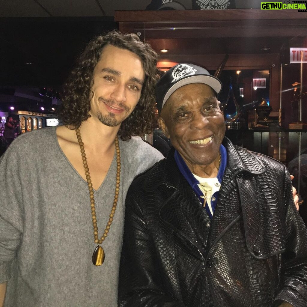 Robert Sheehan Instagram - Buddy Guy. Tonight he had us all in the palm of his hand, and the lilt of his honey voice oh! 😆❤️😩 @buddyguys #chicago #blues #c2e2 x Buddy Guy's Legends