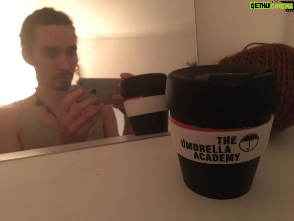 Robert Sheehan Instagram - Happy Swingin’ 20s humans (Alive and Deceased ((ugh I hate that word deceased makes me think of a green bloated maggoty corpse)) ) Anyways this little @umbrellaacad keep cup not only saved me another 10p today, it affords me a little daily smugness for knowing I’m being less of a pain in the ass to #mothernature . Give it a go this decade! smooch smooch 😘💋