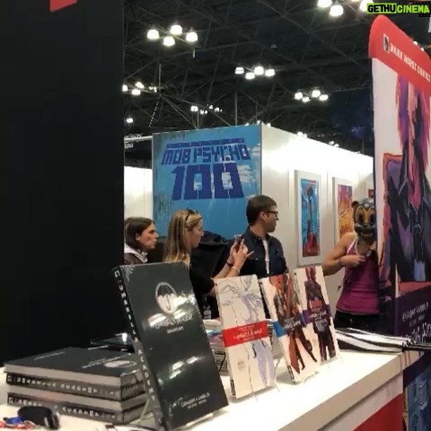 Robert Sheehan Instagram - Hazey Hazel and Cha Cha Cha surprising the Klaus-play nerds @newyorkcomiccon @justinmin @umbrellaacad