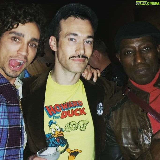 Robert Sheehan Instagram - Ladies and Gentleladies, I met a true childhood hero. A man with style, charisma, and just a little dollop of sexy danger. Oh, and @realwesleysnipes 😁 Wesley we love ya you’re awesome! @joesangre #excelsior #StanLee