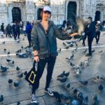 Robert Sheehan Instagram - @Coach lent me this fleece for all the press stuff, and here I am feeding and probably being shat on by a flock of Milanese pigeons. You still want it back @Coach hmmm? 😎💩 #fatbastardpigeons #coach Milan, Italy