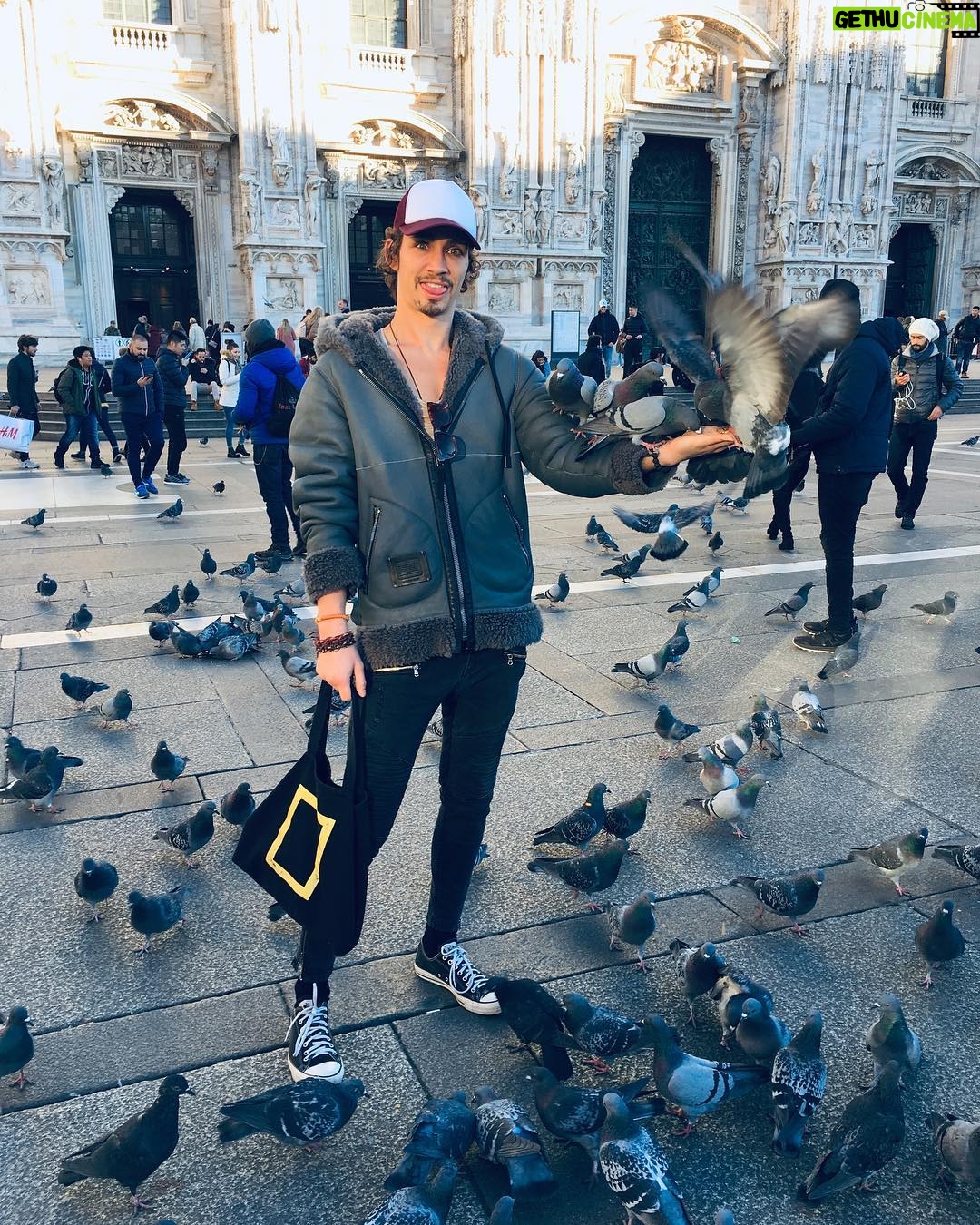 Robert Sheehan Instagram - @Coach lent me this fleece for all the press stuff, and here I am feeding and probably being shat on by a flock of Milanese pigeons. You still want it back @Coach hmmm? ππ© #fatbastardpigeons #coach Milan, Italy