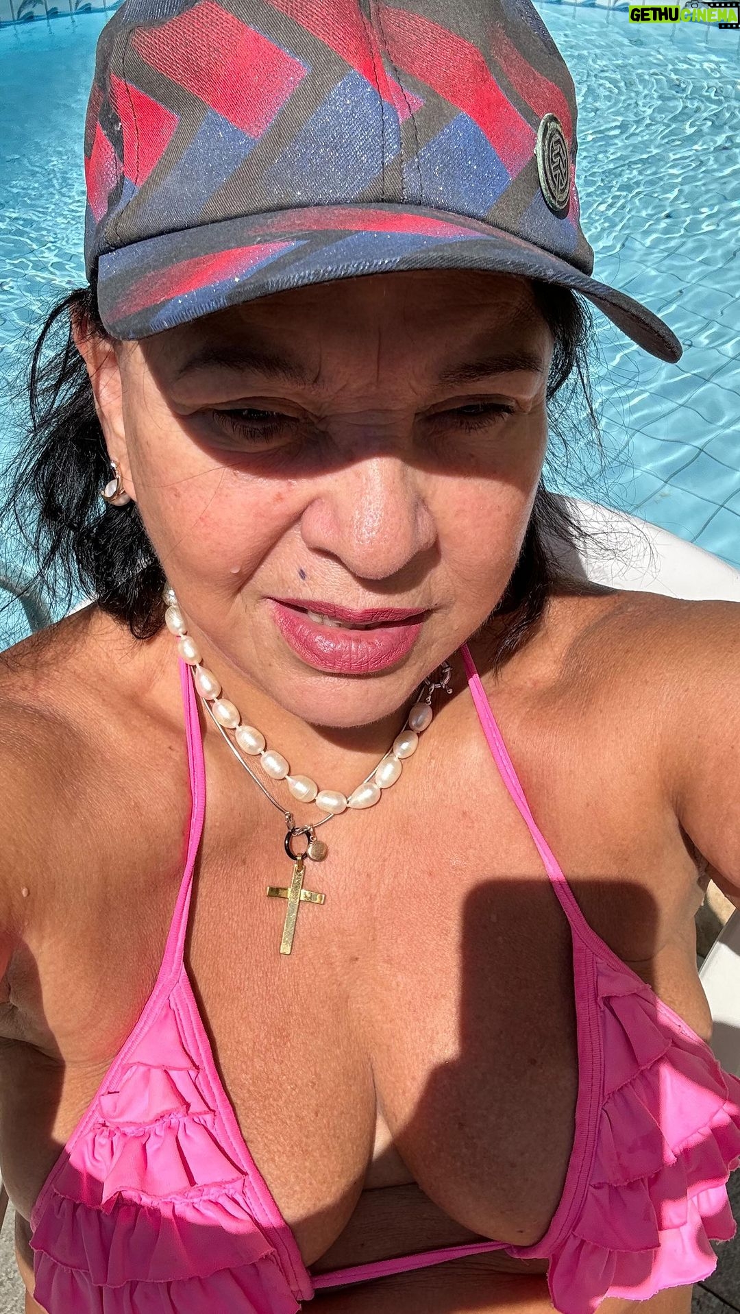 Roberta Miranda Instagram - Um domingo básico do ser humano Roberta ! Cafezinho, sorvetinho e @severinormoficial dia de mãe de Pet kkkk