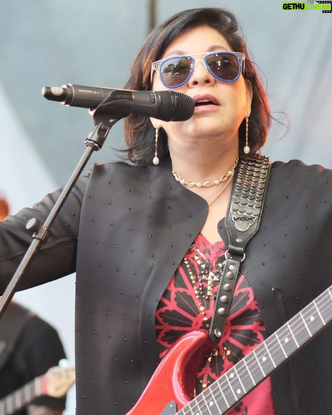 Roberta Miranda - 51.3K Likes - Obrigada Arthur Alvim!! Delícia de público que amo!! @alinetorressp @culturasp @severinormoficial @paoloproducoes @celiamoratori