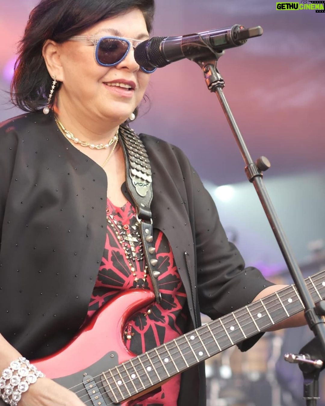 Roberta Miranda - 51.3K Likes - Obrigada Arthur Alvim!! Delícia de público que amo!! @alinetorressp @culturasp @severinormoficial @paoloproducoes @celiamoratori