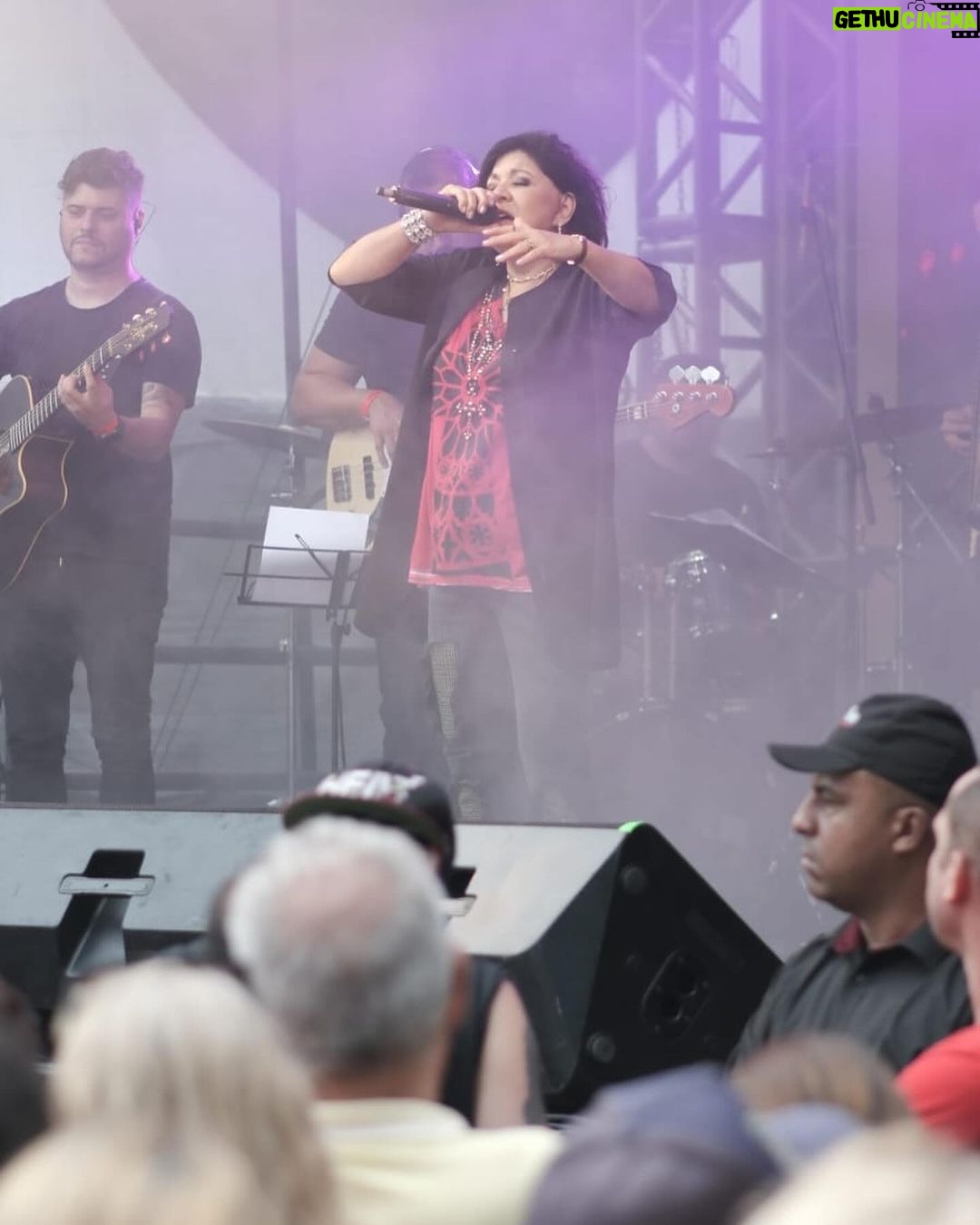 Roberta Miranda - 51.3K Likes - Obrigada Arthur Alvim!! Delícia de público que amo!! @alinetorressp @culturasp @severinormoficial @paoloproducoes @celiamoratori