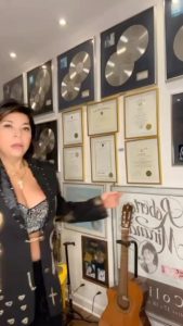 Roberta Miranda Instagram - OBRIGADA MEUS AMORES POR TANTO CARINHO Q BOM QUE GOSTARAM ……👈🏼👈🏼Tá aqui o tão esperado #perigosaelinda agradeço ao compositor Wilseu Pause pelo carinho !! O clip vem vindo… perigosa…kkkkk @wilceupause está música já está comigo faz tempo.. chegou o momento dela comigo. 🙏🙏🙏💜💜💜