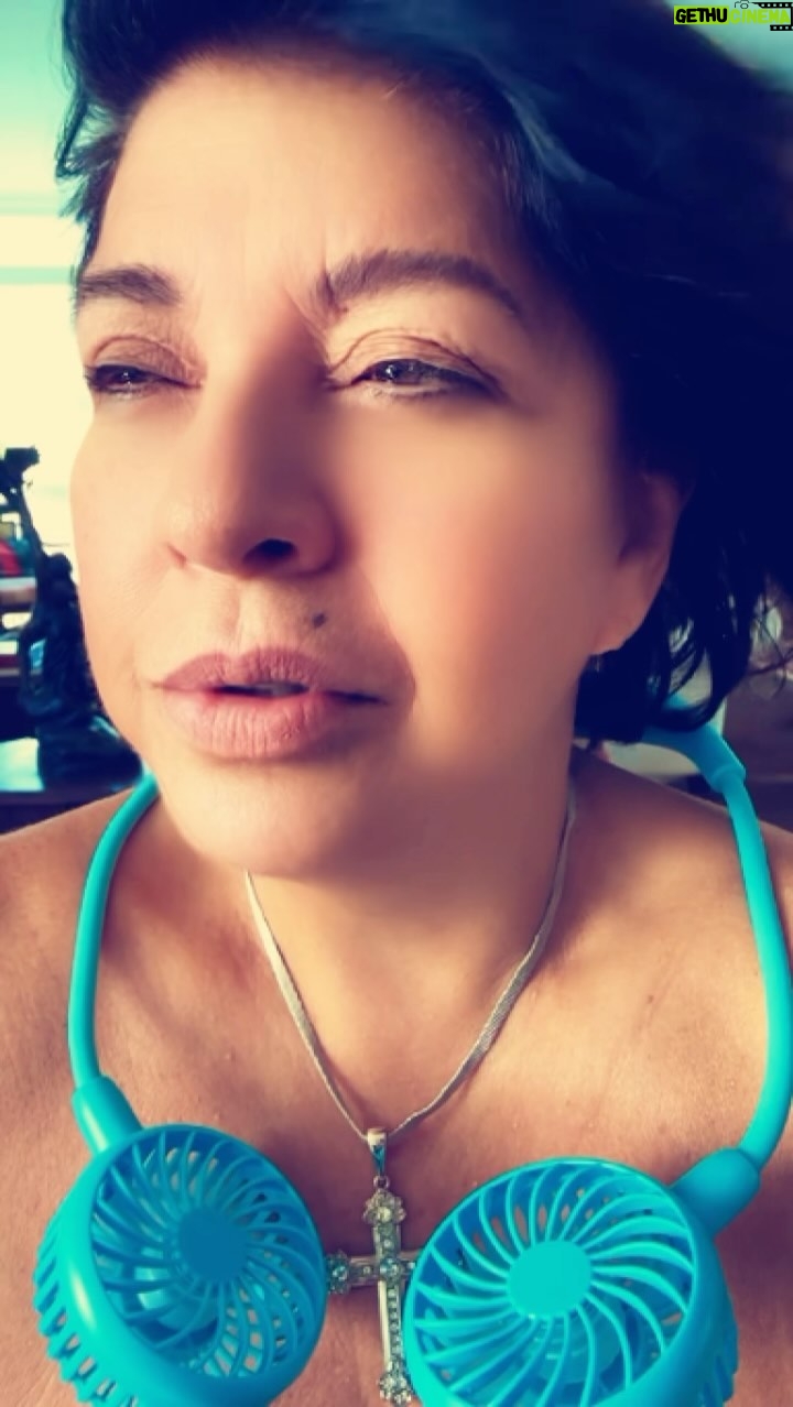 Roberta Miranda Instagram - Kkkkkkk queria ser uma barra de gelo enorme!!!! Aguardem ( DIRECT) inédita