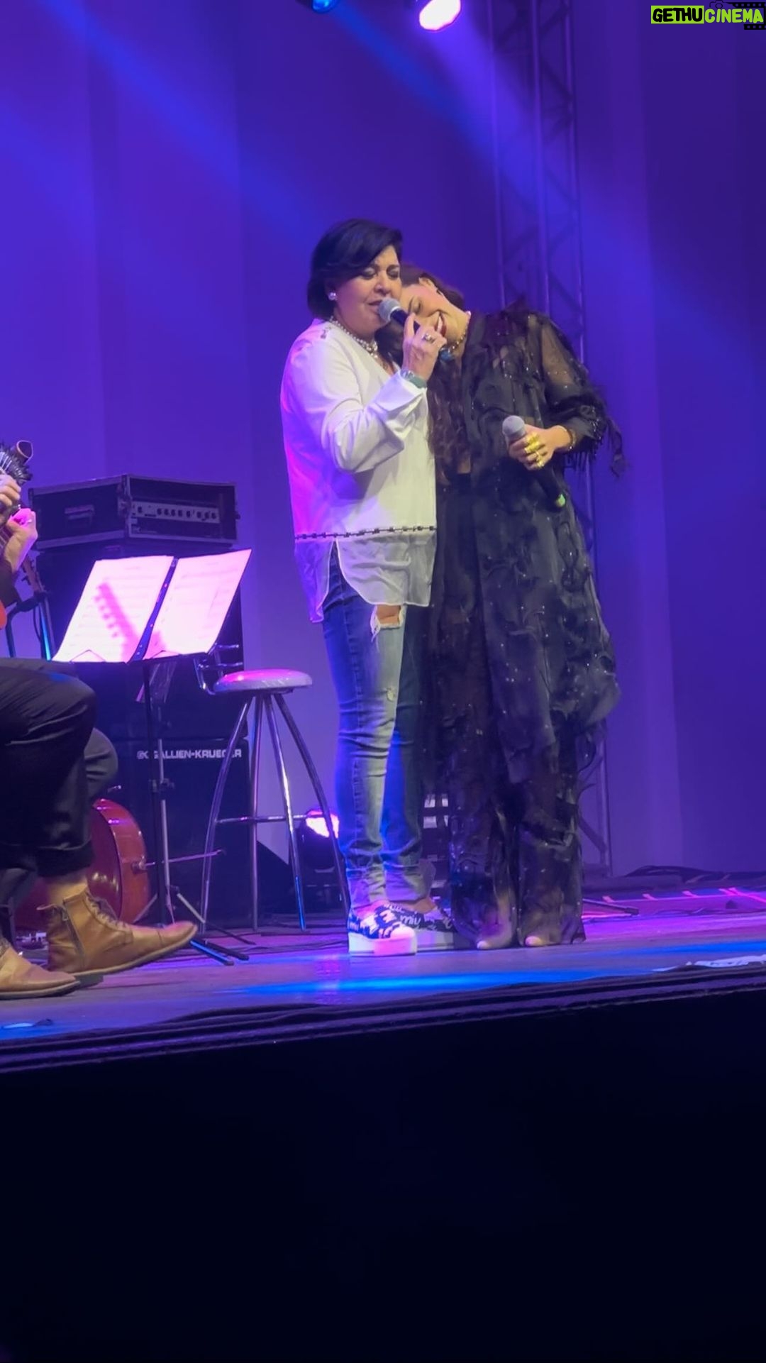 Roberta Miranda Instagram - @biacaboz que prazer estar com vc no seu show!! SP te recebeu com muito amor !! #cabecinhanoombro clip a caminho !!!