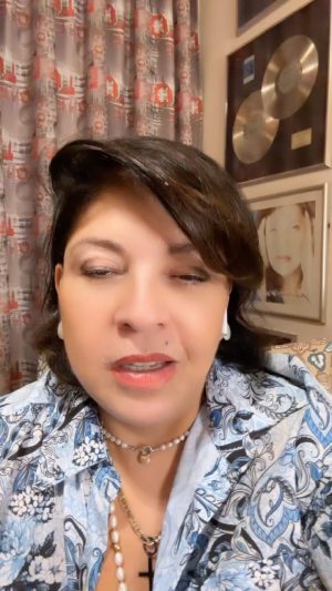 Roberta Miranda Instagram - Bora aprender o refrão?? Chama-se (DIRECT) kkkk real !! 
 VOCÊ , MANDOU UM DIRECT 
E PEDIU UMA CHANCE 
PRA ME CONHECER 
EU PENSEi… REPENSEI…
NÃO FOI UMA VEZ, NEM DUAS NEM TRÊS …kkkkk
 ( REFRÃO)
 Beijei outra boca 
  Depois borrei a maquiagem 
  De tanto Chorar …
 É nisso que dá ,
 CÊ tá solteiro 
  E o 💜 Não TÁ