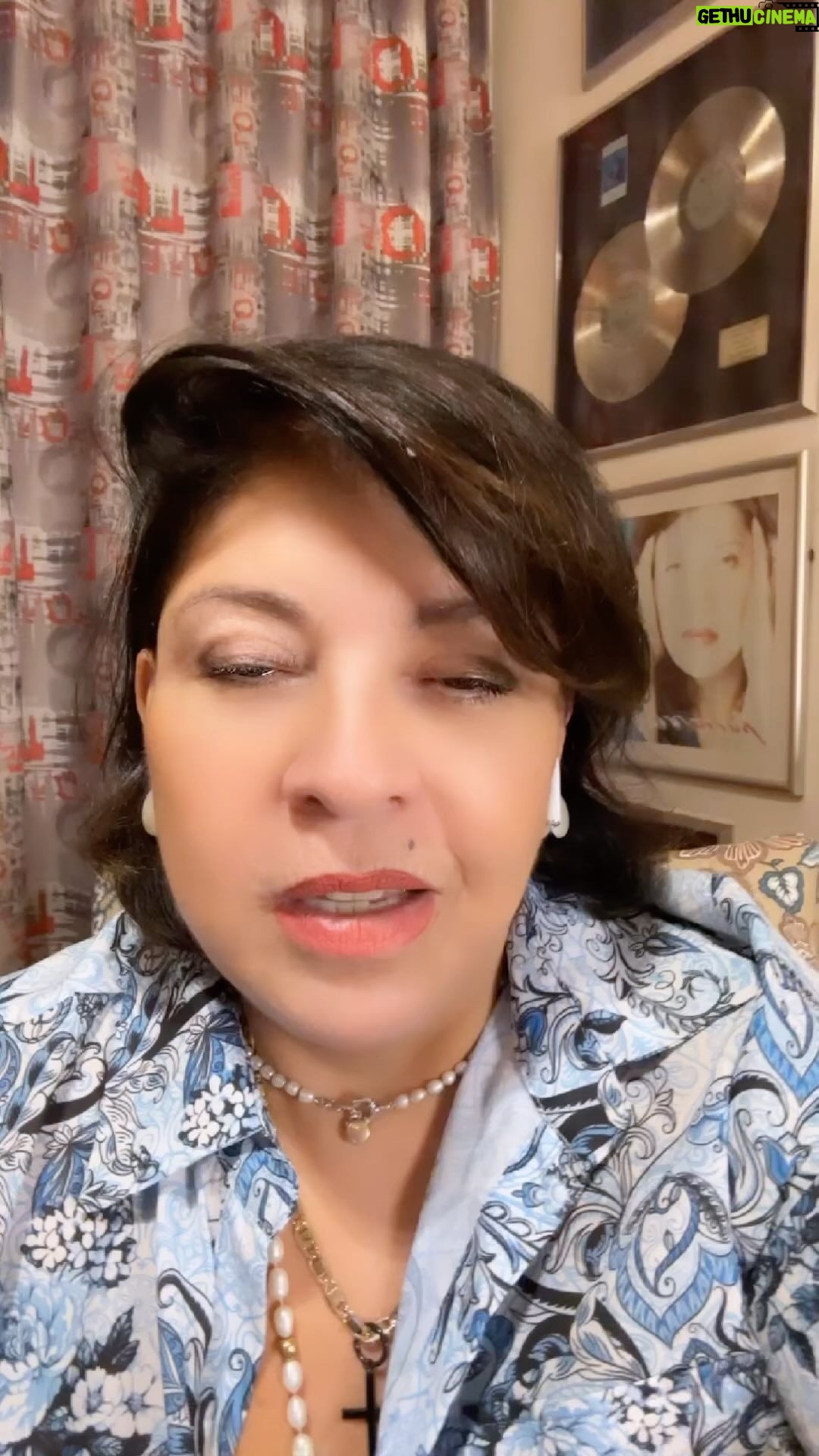 Roberta Miranda - 49.3K Likes - Bora aprender o refrão?? Chama-se (DIRECT) kkkk real !!
VOCÊ , MANDOU UM DIRECT
E PEDIU UMA CHANCE
PRA ME CONHECER
EU PENSEi… REPENSEI…
NÃO FOI UMA VEZ, NEM DUAS NEM TRÊS …kkkkk
( REFRÃO)
Beijei outra boca
Depois borrei a maquiagem
De tanto Chorar …
É nisso que dá ,
CÊ tá solteiro
E o 💜 Não TÁ