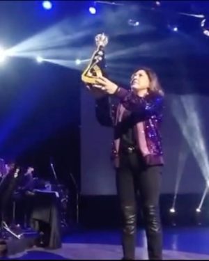 Roberta Miranda Instagram - Sempre!! Sempre carreguei comigo a fé !
Jamais em minhas orações , deixei de rezar por todos !! Adiante a TELA que pintei em homenagem a “ELA” Nossa Senhora Aparecida
Todas as “Senhoras” são a mesma ( Mãe de Jesus