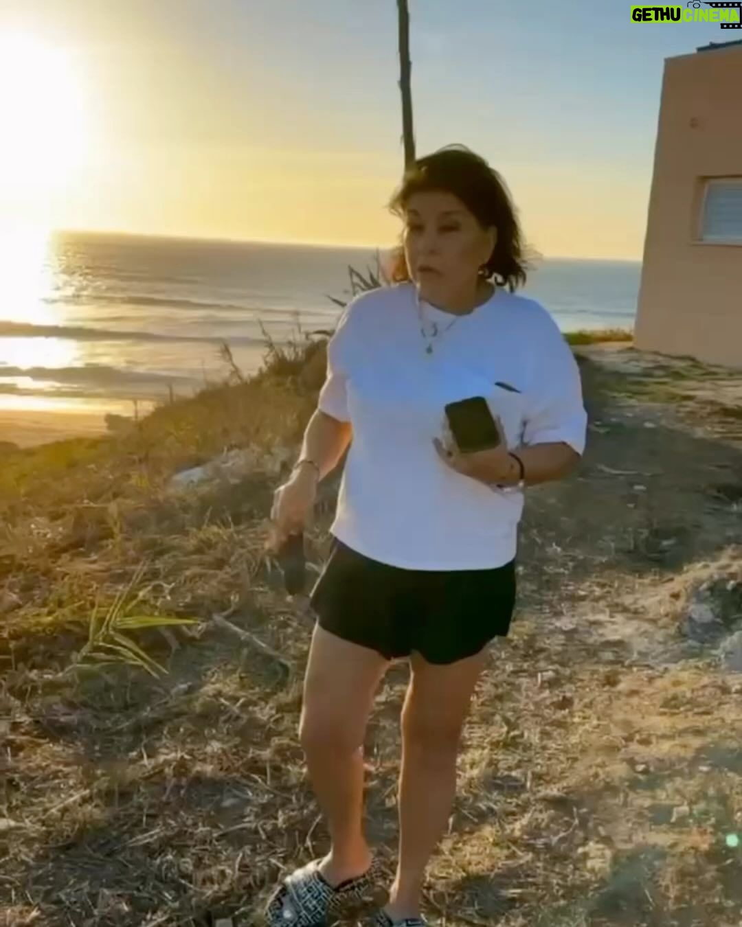 Roberta Miranda - 48.3K Likes - Bora tentar curtir um pouco de tudo que Deus nos dá ?
Eu não tive este privilégio de conhecer os lugares que cantei
Nem mesmo no meu País
Eu só conheço Aeroporto, estrada, hotel, e Palco .
Lá se vão 38 anos de dedicação
Resolvi conhecer os Países que cantei e não desfrutei
Já coloquei em prática USA!
E…….
Hoje posso dizer : conheci o cheiro do mar de Lisboa
O cheiro da comida de Lisboa
Museus
Exposições
O perfume da brisa na noite de Lisboa!
Um povo que me acolheu com amor
E o FADO cantado com calma !