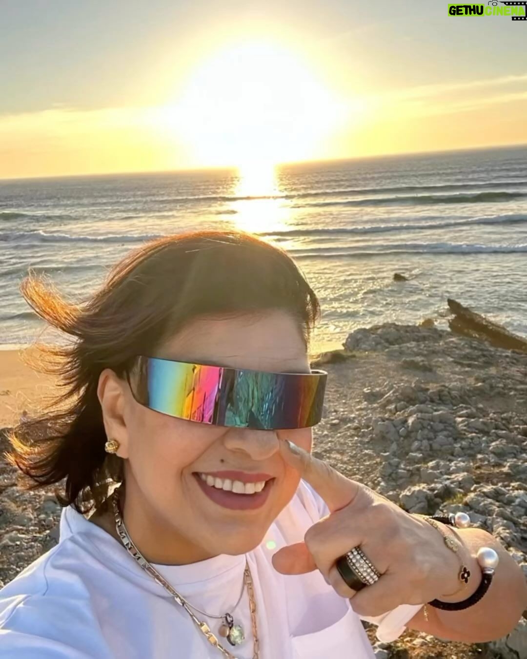 Roberta Miranda Instagram - Tem horas que a gente tem que abstrair das@coisas que nos ferem e viver o hoje !! Saudades do meu filho @severinormoficial Lisboa !! Querida! Aqui já encontrei fãs #angolanos #brasileiros #caboverdiano E a lua que se entrega ao encanto do mar