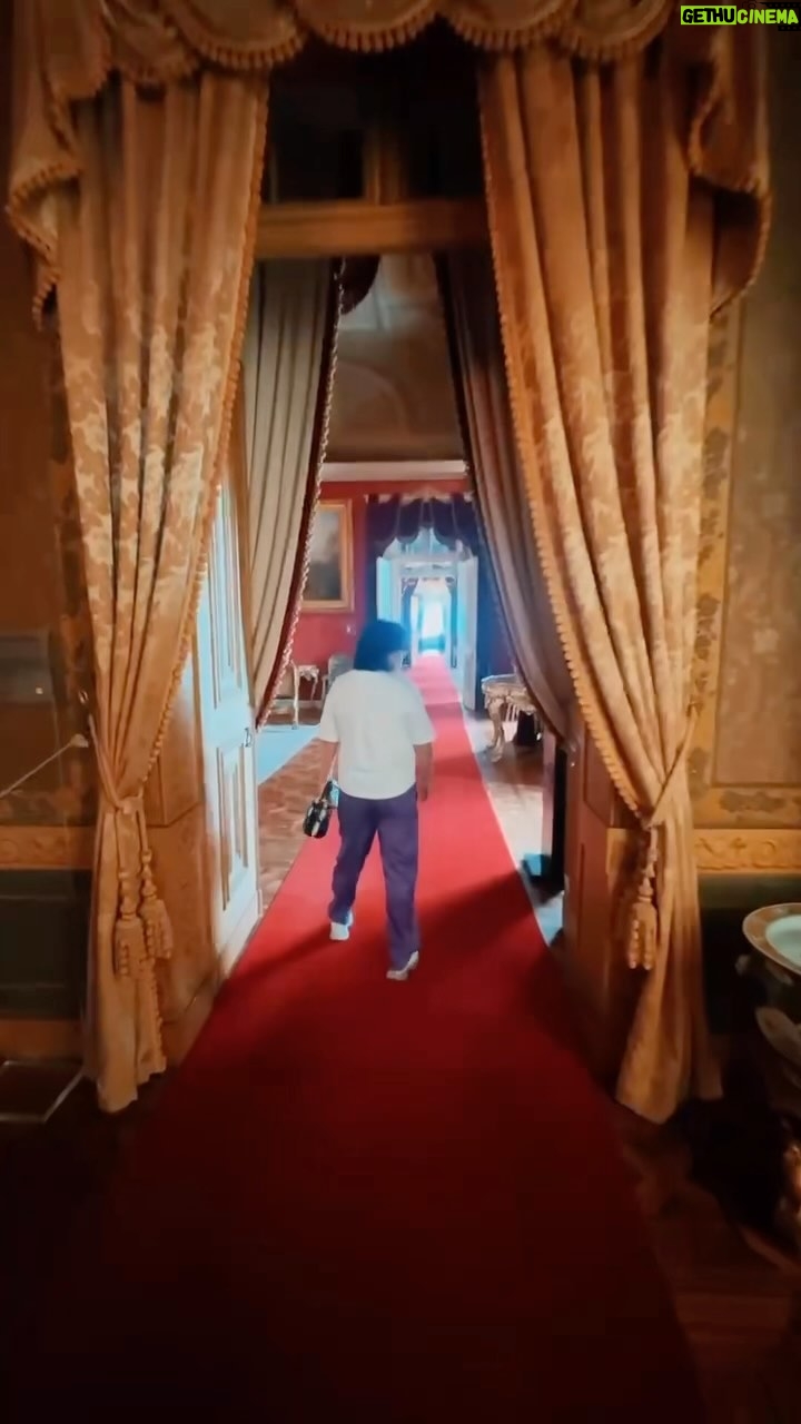 Roberta Miranda Instagram - Conhecendo o Palácio Nacional da Ajuda, nossa história! Fora a surpresa e o presente que ganhei de um fã que lá trabalha e nos levou para andar no Elevador da Rainha, com mais de 100 anos.