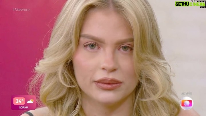 Roberta Miranda - 45K Likes - @luisasonza Eu sinto muito!!
Mas quando vi aquela exposição na TV e em outros momentos pensei: Infelizmente “ela“ acaba de dar LUZ a quem não caminho na escuridão.
Eu não tenho nada a ver com a sua vida mas, todos sabem que sou a favor da MULHER e detesto CANALHICE. Homem que trai é ESCOLHA , falta de caráter.
Eu me solidarizo a você porque percebi que a PAIXÃO lhe cegou. Percebi que o de mais lindo que um ser humano tem que é a INOCÊNCIA, CONFIANÇA e é sempre quebrado por pessoas sem NOÇÃO. Eu tive que aprender muito cedo a não expor o de mais precioso (o meu amor). Sabe porque? Porque a INVEJA bate na nossa porta da felicidade e retira a nossa PAZ.
Torço para que o seu AMOR PRÓPRIO fale mais ALTO!