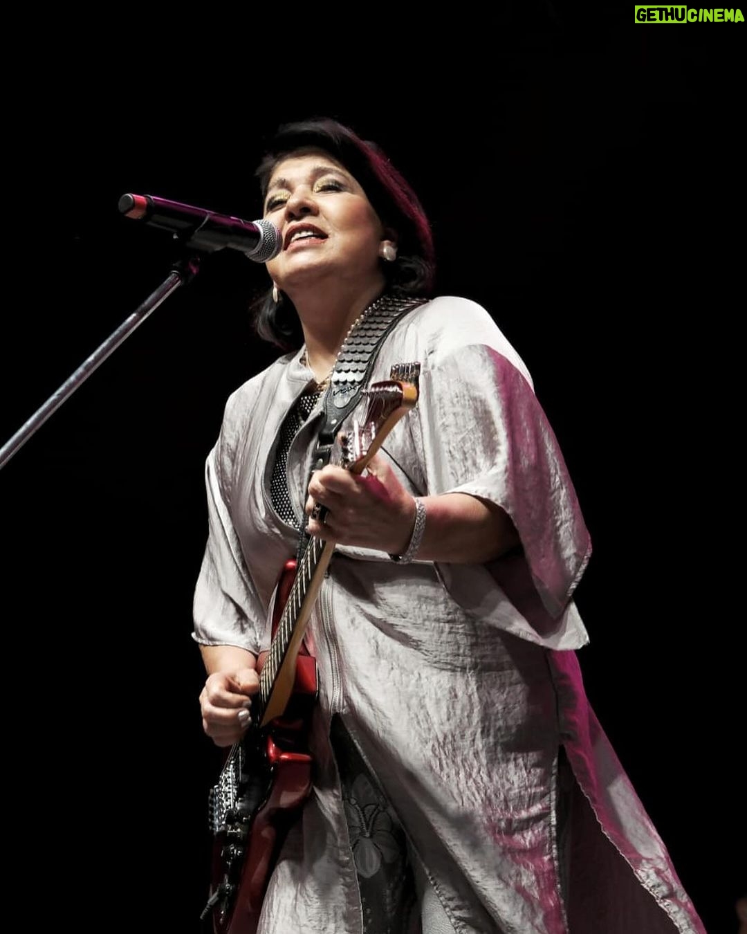 Roberta Miranda Instagram - Queridos fãs, vocês são a luz que ilumina meu caminho há décadas, e cada nota que canto é um tributo ao amor e apoio que vocês me oferecem. Obrigada por fazerem do meu show um espetáculo! Que continuemos a nos emocionar juntos por muitos anos mais! Amo muito vocês ❤️