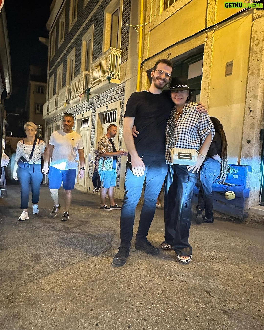 Roberta Miranda - 57.7K Likes - Orgulho de ser NORDESTINA!! Aqui alguns momentos com amigos em Lisboa!!!