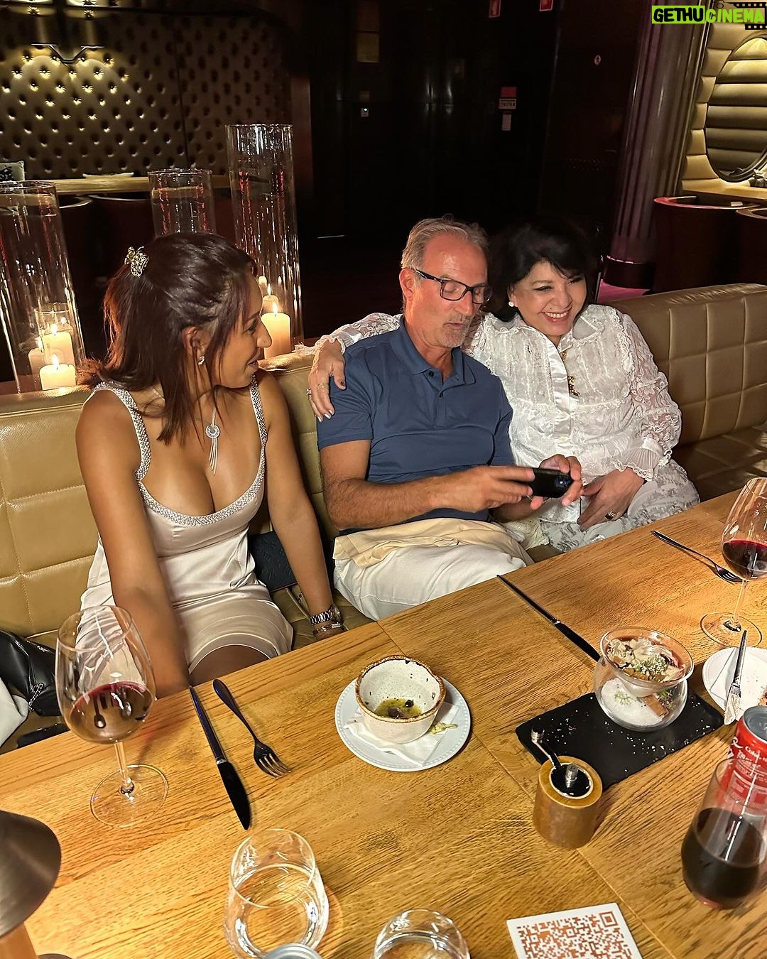 Roberta Miranda - 48.5K Likes - O meu aniversário aqui em Lisboa Portugal ! Com pessoas que Deus mais uma vez me@colocou frente a eles!
O casal Ruy e Taty Ferreira anfitriões !
Filhote Enzo, @biacaboz Artista portuguesa fizemos uma parceria ( aguardem) Graça mamãe de Bia Fã 1 e Arthur meu assessor!
Lindo aniversário!
O 💜 ficou com saudades dos meus aí no Brasil!!
Grata meus fãs ! Família, amigos! Bb Severino mamãe tá com saudades