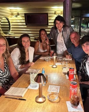 Roberta Miranda Instagram - O meu aniversário aqui em Lisboa Portugal ! Com pessoas que Deus mais uma vez me@colocou frente a eles!
O casal Ruy e Taty Ferreira anfitriões !
Filhote Enzo, @biacaboz Artista portuguesa fizemos uma parceria ( aguardem) Graça mamãe de Bia Fã 1  e Arthur meu assessor! 
  Lindo aniversário! 
O 💜 ficou com saudades dos meus aí no Brasil!! 
Grata meus fãs ! Família, amigos! Bb Severino mamãe tá com saudades