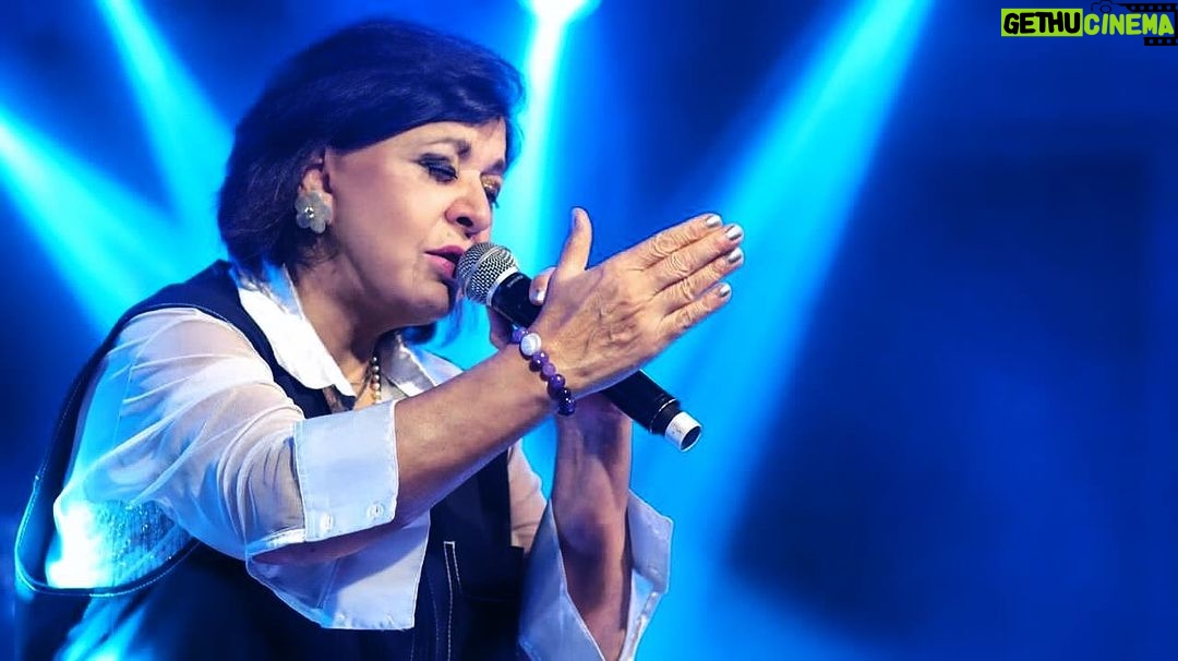 Roberta Miranda Instagram - Essa chuvinha de domingo me dá mais saudade de estar com vocês no palco! Em breve estaremos vivendo a história de “DIRECT” AO VIVO! Quem aí está animado?! 😜 ❤️🔥😍