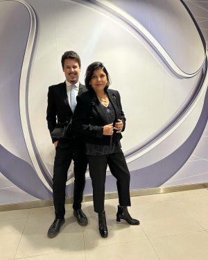 Roberta Miranda Instagram - O meu aniversário aqui em Lisboa Portugal ! Com pessoas que Deus mais uma vez me@colocou frente a eles!
O casal Ruy e Taty Ferreira anfitriões !
Filhote Enzo, @biacaboz Artista portuguesa fizemos uma parceria ( aguardem) Graça mamãe de Bia Fã 1  e Arthur meu assessor! 
  Lindo aniversário! 
O 💜 ficou com saudades dos meus aí no Brasil!! 
Grata meus fãs ! Família, amigos! Bb Severino mamãe tá com saudades