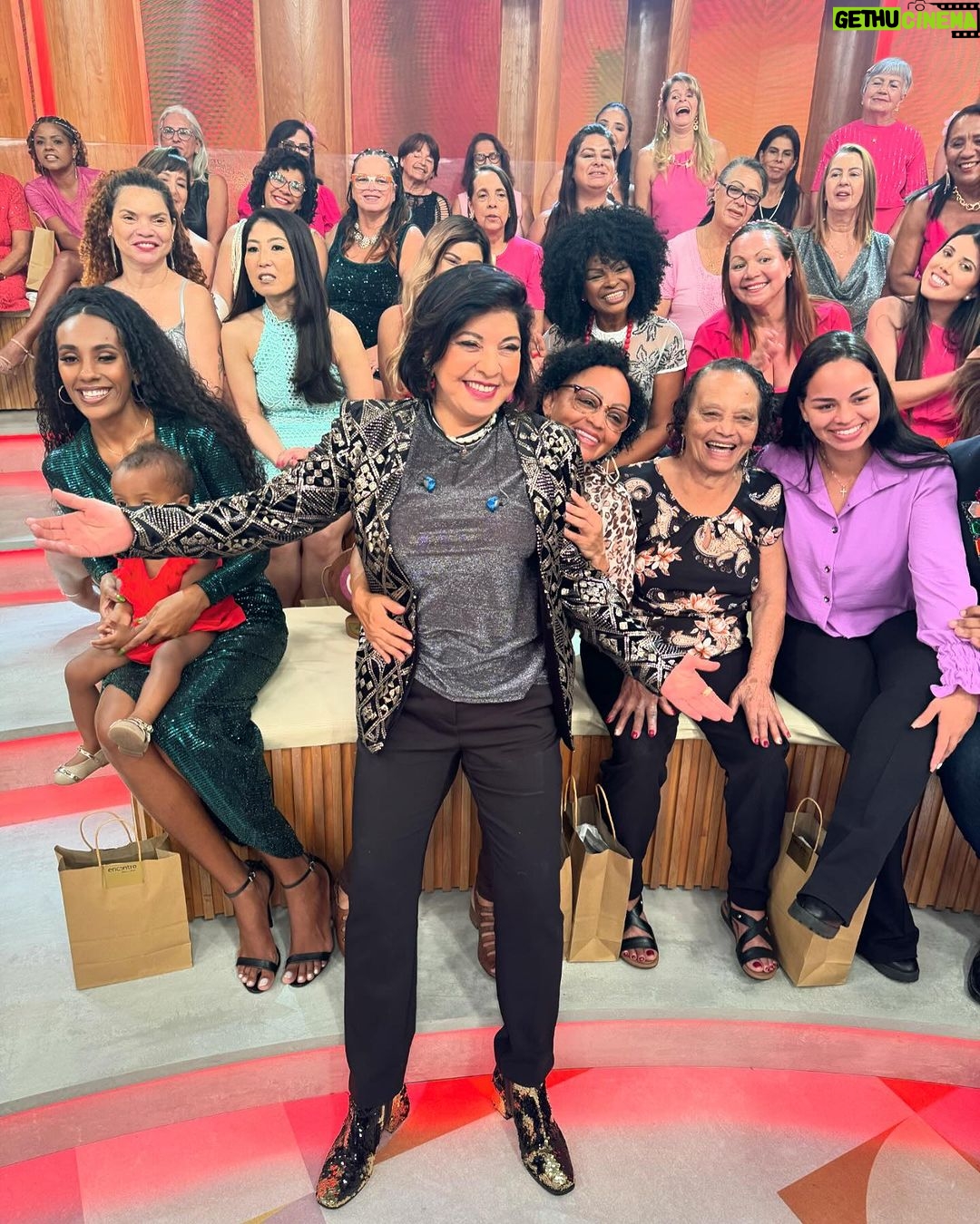 Roberta Miranda Instagram - Feliz dia da mulher!! Vocês são guerreiras!! Poderosas ! Obrigada @patriciapoeta @tati @val.assim @barbaraareis