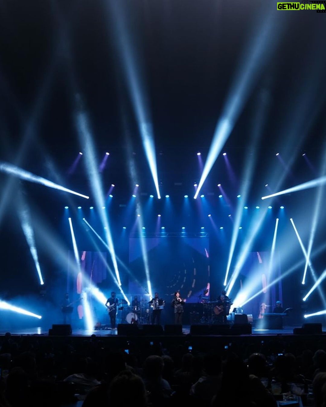 Roberta Miranda Instagram - Queridos fãs, vocês são a luz que ilumina meu caminho há décadas, e cada nota que canto é um tributo ao amor e apoio que vocês me oferecem. Obrigada por fazerem do meu show um espetáculo! Que continuemos a nos emocionar juntos por muitos anos mais! Amo muito vocês ❤️
