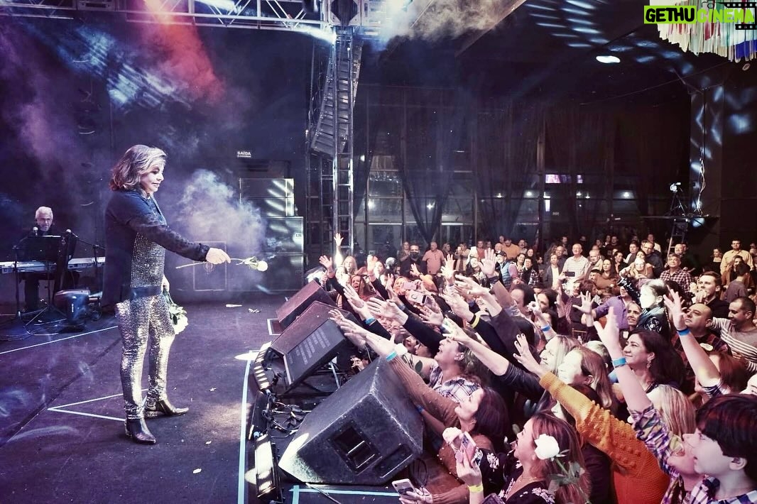 Roberta Miranda Instagram - O carinho que recebo de vocês é absurdo! Estou muito feliz com o LANÇAMENTO DE “DIRECT”! • Corre pro youtube e confira! Em breve estaremos cantando juntos e ao vivo ❤️ Amo vocês!