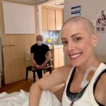 Roberto Justus Instagram - Como é bom estar com ela! Quanta força e determinação ela está mostrando! E o que ela está linda? O amor que tenho por você é maior que qualquer dificuldade! Estamos juntos rumo à sua cura total meu amor @fabianajustus 💙💙