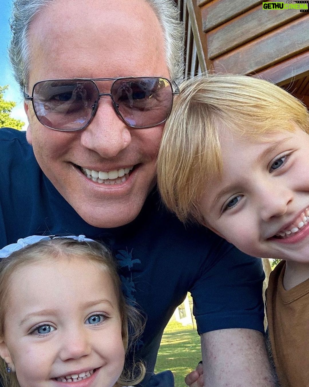 Roberto Justus Instagram - Delícia de momento com a minha filhinha Vicky e meu netinho Arthur. #happymoments 💙💙