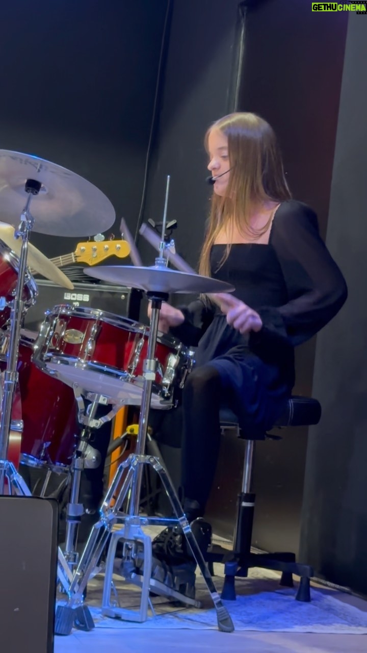 Roberto Justus Instagram - Na apresentação de música a minha princesa mostrando o seu múltiplo talento. Muito orgulho!💙🎼